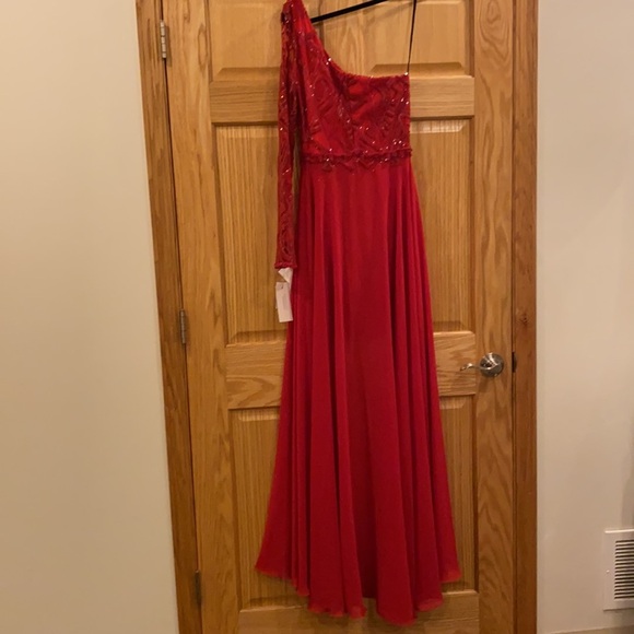 Nicole Backi Gown as Seen on Peggy - Picture 4 of 17